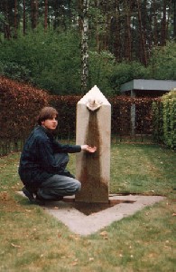Ruce - Brno a Hasselt (Belgie) - 1996, kámen, bronz, 130 cm