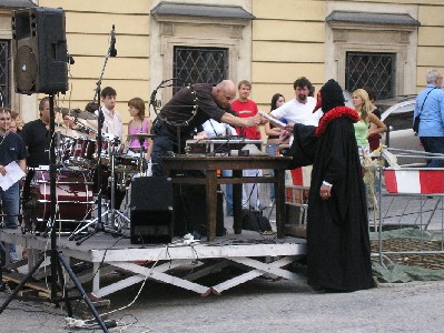 Veřejná poprava na Zelném trhu Brno 2004 - Pocta upáleným a sebeobětovaným - Festival 7 smrtihlavů divadla Husa na provázku v Brně, účinkuje Vladimír Hauser, hudba Pavel Fajt
