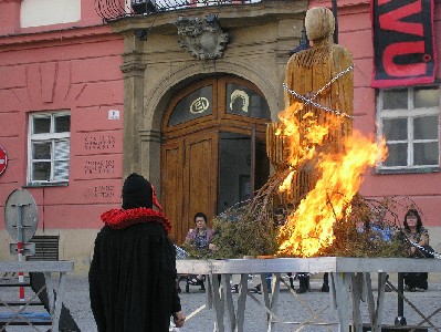 Veřejná poprava na Zelném trhu Brno 2004 - Pocta upáleným a sebeobětovaným - 
