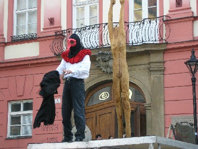 Veřejná poprava na Zelném trhu Brno 2004 - Pocta upáleným a sebeobětovaným - 