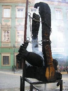 Veřejná poprava na Zelném trhu Brno 2004 - Pocta upáleným a sebeobětovaným - 